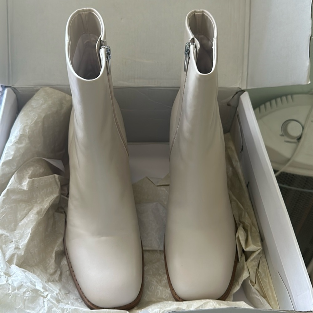 Marc Fisher Lysia Bootie, size 9,  Ecru (cream)